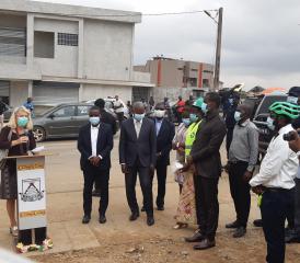 Au début du mois de juillet, Anne Lugon-Moulin a participé à l’inauguration d’une station de lavage des mains devant le marché de Bingerville en Côte d’Ivoire. PHOTO DU FIL TWITTER D’ANNE LUGON-MOULIN