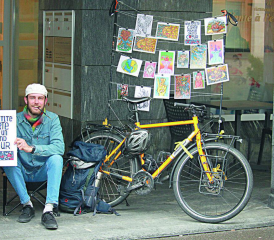 Le Châtelois Lucien Pilloud installe son vélo pour afficher ses œuvres dans différentes villes de Suisse. JONAS RUFFIEUX