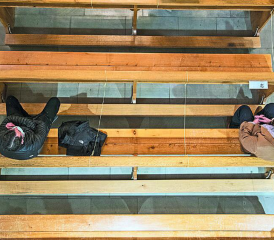 Durant les messes où la présentation du certificat Covid est obligatoire, ces scènes «d’évitement» ne devraient plus être d’actualité. ARCH – A. VULLIOUD/LA GRUYÈRE