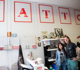 Bep’s et Isabelle, du salon de tatouages Imag’in, se plaisent à Châtel-St-Denis. RÉGINE GAPANY
