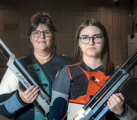 Tilly Pfeifflé (à droite) a motivé sa maman Christel à commencer le tir. CHLOÉ LAMBERT