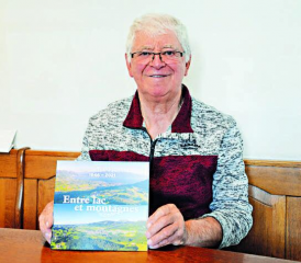 Frédéric Jordil présente la plaquette Entre lac et montagnes, qui célèbre le 75e anniversaire du Giron des musiques de la Veveyse. LE MESSAGER