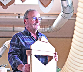 A la tête de l’atelier bois depuis les débuts de La Belle Etoile en 1993, Philippe Devaud vient de prendre sa retraite et pose à travers un castelet de kamishibaï, l’objet phare écoulé à près de 2300 exemplaires en trente ans. ANTOINE VULLIOUD