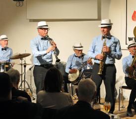 Xavier Koeb (au centre) a créé en 1996 le Blue mountain jazz band: «Comme dans tous les orchestres, il y a eu des hauts et des bas, les musiciens ont changé.» DR