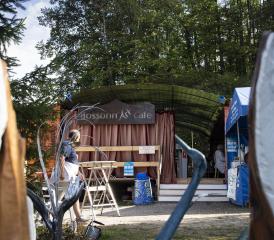 Samedi, une cinquantaine d’artistes ont investi les ruines du château de Bossonnens pour le dernier jour de l’exposition en plein air de Bossonn’Art. ÉLOÏSE GENOUD