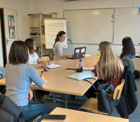 L’association Lire et écrire propose des cours en petit groupe dans toute la Suisse romande. LIRE ET ÉCRIRE