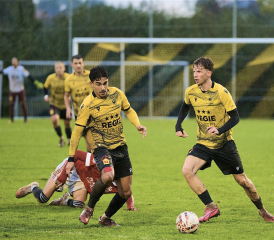 Auteur du premier but sur penalty, Numa Figini (à droite) a vite relativisé l’échec de Marco Dreon sur l’exercice: «On voulait le mettre en confiance. Cela arrive de rater. Personne ne lui en a voulu. Au contraire, on a encore plus bossé ensemble derrière.» JEAN-BAPTISTE MOREL