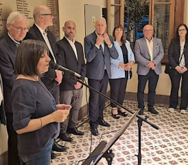 Fête officielle pour la rénovation de la Casa suiza avec au centre en veston bleu Hans Ruedi Bortis, ambassadeur de Suisse en Argentine, à sa droite le syndic de Baradero et tout à droite sur la photo, la présidente de la fédération des associations suisses en Argentine, au côté de la délégation châteloise. ASSOCIATION BARADERO-FRIBOURG