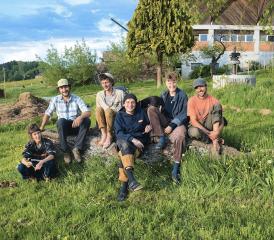 Le collectif du Radis noir au complet (de gauche à droite: Juliette Vernier, Jérémie Jolliet, Adrien Parguel, Arthur Pasquier, Jeanne Schütze et Ramon Périsset). RADIS NOIR