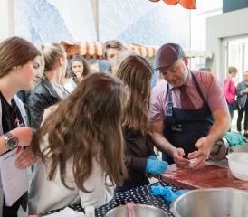 Face aux conséquences financières de la pandémie du Covid-19, la commune de Châtel-St-Denis propose l’introduction de cartes de fidélité pour soutenir les commerçants locaux. AURÉLIE FELLI/ARCH. MESS.
