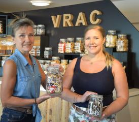 Caroline Kehren (à dr.) a rejoint, il y a cinq ans, sa maman Christine dans la success-story de La Briceletière. PHOTOS VJ ET LA BRICELETIÈRE