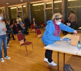 Masqués, les habitants se sont approchés, chacun leur tour de l’urne, pour approuver à une large majorité la convention de fusion entre Oron et Essertes. MMS