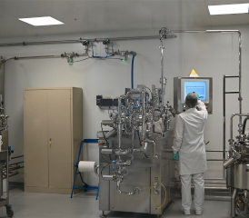 Dans la salle blanche dédiée à la production, les ingrédients sont mélangés dans des cuves en inox. THOMAS CHRISTEN