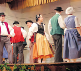 La Sittelle de Villars-Mendraz et Lè Maïentzettè de Palézieux alterneront entre danses folkloriques, passages humoristique et pièce de théâtre. ÉRIC PLUSS