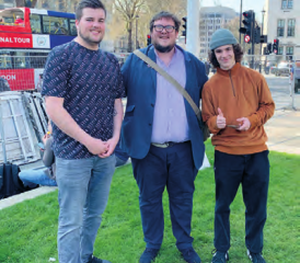 Baptiste Falquet (à g.) et Thomas Schwarz (à dr.), interpellent un Londonien et discutent de plusieurs aspects traitant du Brexit. DR