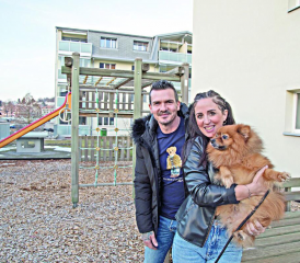 S’ils apprécient particulièrement la compagnie des enfants, Cristina et Vicente s’occupent aussi avec attention de leur loulou de Poméranie, Lion. RÉGINE GAPANY
