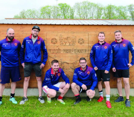 Alain Charrière, Patrick Bossel, Loïc Dunand, Robin Vial, Thibault Deillon et Julien Currat (de gauche à droite) jouent depuis de nombreuses années au FC Le Crêt/Porsel/St-Martin. Ils expriment leur fierté d’évoluer au sein du club haut-veveysan. MAXIME SCHWEIZER