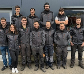L’équipe de Bourguet mécanique, au 1er rang (en bas): Vincent (patron de la société), Erika, Grégoire, Ricardo, Adrian, David, Mike. Au 2e rang (derrière): Ludovic, Laurent, Robin et Timothé (manque Yvan sur la photo). DR
