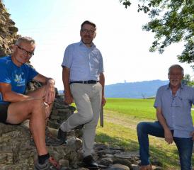 De g. à dr.: le vice-président Daniel Golay, le président François Berthoud et le membre du comité Jean-Daniel Cart s’activent déjà, avec l’aide de bénévoles, pour installer les infrastructures de Bossonn’Art. VJ