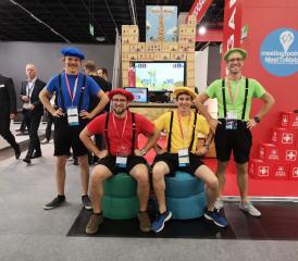 Avec leur costume, Antoine Débois, Nathanaël Monney, Martin Charrière et David Hofer (de g. à dr.) se son fait remarquer, à la Gamescom à Cologne.