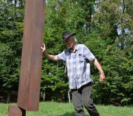 La sculpture d’Etienne Krähenbühl, qui sera visible dans le cadre de Bossonn’Art, est en place depuis mercredi. VJ