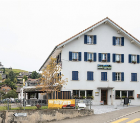 L’inauguration de la place devant le restaurant et la célébration de la 1000e habitante ont bien eu lieu. Mais la fête de la Société de développement a été annulée, à cause d’une bisbille autour de son site internet. ANTOINE VULLIOUD