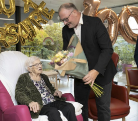 Gilberte Magne entourée pour l’occasion de sa famille et du personnel du home.