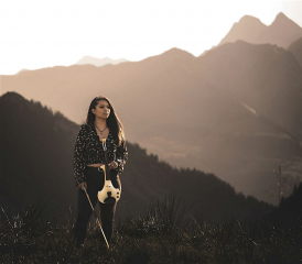 Mathilde Sonney, qui enseigne désormais à Artist Factory, partagera le 31 janvier son premier single solo, Rocky Mountain, dont le visuel a été créé par l’artiste brésilien Gustavo Sazes. LOÏC WHITE