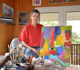 Eliane Frasnetti s’adonne à la peinture dans son atelier, installé dans son salon, baigné par la lumière et avec vue sur les montagnes. VJ