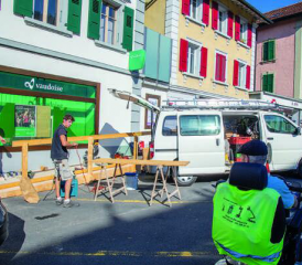 Une passerelle provisoire est installée pour sécuriser le passage des personnes à mobilité réduite devant la boulangerie d’Oron-la-ville dans le quartier du Bourg. RÉGINE GAPANY