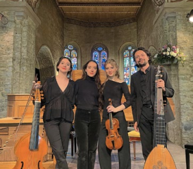 La violoniste Louise Ayrton (3e depuis la gauche) sera accompagnée dimanche d’Alice Trocellier à la viole de gambe, Lucie Chabard au clavecin et Etienne Galletier au théorbe. DR