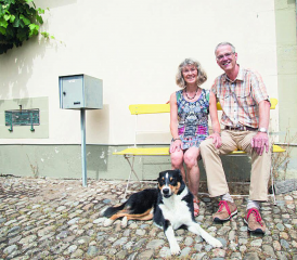 Le pasteur de la paroisse d’Oron-Palézieux profite encore un peu du jardin de la cure avec son épouse Véronique et leur chien avant de partir pour Lussy-sur-Morges à la fin de l’été. RÉGINE GAPANY
