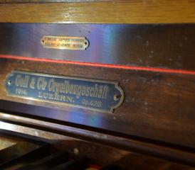 Sur la console de l’orgue de Châtillens, Daniel Bulloz a apposé sa plaque en dessus de celle de 1914. PHOTOS VJ