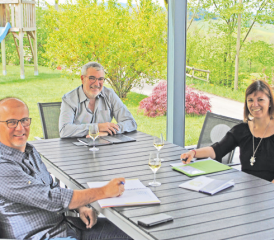 Le comité de L’Edelweiss de Semsales, composé notamment de Marc Colliard, Guy Vuichard et Barbara Prélaz-Jordil (de g. à dr.) a organisé une réunion de crise, le 17 avril dernier, pour mettre au point un plan de report des festivités du centenaire. DR