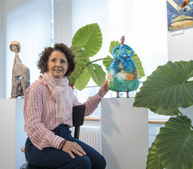 Tout est luxuriant dans la peinture de la native de Fribourg, les tropiques ne sont jamais loin, bien qu’elle n’y ait jamais vraiment voyagé. RÉGINE GAPANY