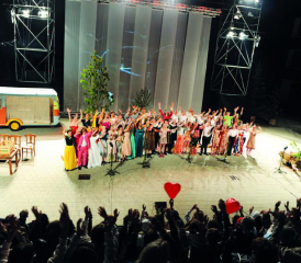 La troupe éCOlisée a présenté la dernière pièce de son histoire dans la cour du CO, devant un public conquis. MYRIAM LUISIER