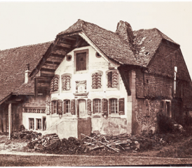 Le Messager, en collaboration avec la Bibliothèque cantonale et universitaire – Lausanne (BCUL), propose à ses lecteurs une photographie de la région d’Oron et du Jorat issue de la Collection iconographique vaudoise. Les Cullayes, vue d’une ferme, Paul Vionnet, avant 1914. Mess.