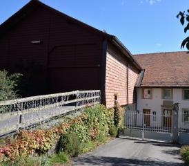 La bâtisse en question, située à la rue du Village à Essertes, serait rénovée pour accueillir une école primaire privée d’une trentaine d’élèves. CM