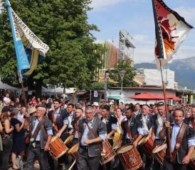 Les Fribourgeois se sont rendus en masse à Vevey, certains revêtus de leur plus beau costume. PHOTOS VJ