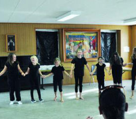 Des enfants se donnant la main, formant une chaîne: une scène devenue rare depuis 2020. DR