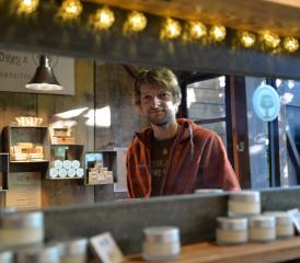 Gaëtan Matthey ouvre tous les mercredis sa petite boutique L’Arbre à savon, qui jouxte la maison familiale à Fiaugères. PHOTOS VJ