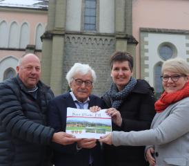 De g. à dr.: le syndic Gérard Buchs, l’historien Martin Nicoulin, la conseillère communale et présidente de la commission du livre Ursula Hugi et la secrétaire communale Florence Genoud Bailat sont fiers de tenir entre leurs mains le livre qui retrace l’histoire de St-Martin. VJ