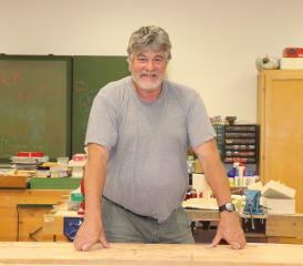 Jean-Claude Serex arpente, pour encore quelques jours, les couloirs de l’atelier de travaux manuels du collège d’Oron-la-Ville. VJ