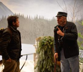 Jean-Marc Gobet et Jean-François Menoud (à dr.), du groupe patoisant Lè Takounè, interprètent deux braconniers dans Le roubati, écrit par Francis Brodard. VJ