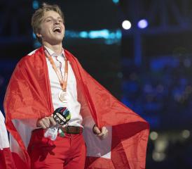 Jérémie Droz a décroché la médaille de bronze en menuiserie, a égalité avec un Autrichien. SWISSSKILLS