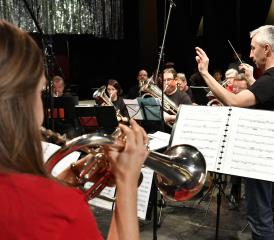 Sous la direction du chef d’orchestre Jean-Claude Bloch, les musiciens doivent jouer, en accord avec le film projeté, «à la seconde près». CLAUDE LAVANCHY