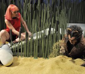 Zackarina, campée par Fanny Künzler, se pose des questions existentielles. Pour y répondre, elle trouve de l’aide auprès du loup des sables, une créature fantastique interprétée par Pierre Spuhler. ISABELLE DACCORD