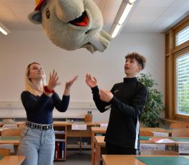 Les Bossonnensois Lucie Menoud et Arno Pugin jouent dans Rhinocéros, le nouvelle pièce de la troupe du Cycle d’orientation de la Veveyse. VJ