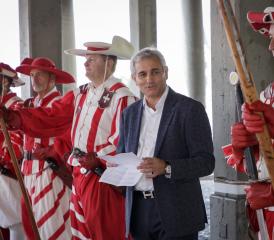Vendredi dernier, à Vevey, le président de Ma FeVi François Pugliese a signé l’acte fondateur de l’Association des amis de la Fête des vignerons. CÉLINE MICHEL/MA FEVI