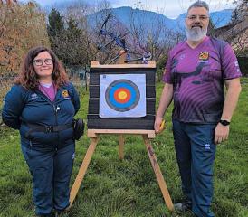 Anne et Georges Kraftsik avec un arc à poulie. LEÏLA KRAFTSIK